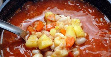 Paradajková polievka s fazuľou – chutí aj prospieva Fazuľová polievka s paradajkovou šťavou